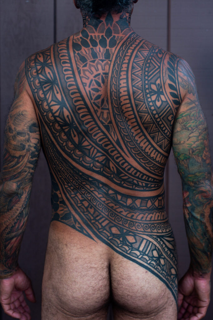 Jeremiah's Ornamental Flow Full Back, ornamental tattoo by Simon Halpern, Kāneʻohe, Oahu
