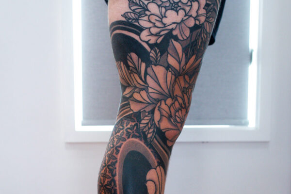 Kuhn's Full Floral and Black Work Leg, floral and black work tattoo by Simon Halpern, Kāneʻohe, Oahu