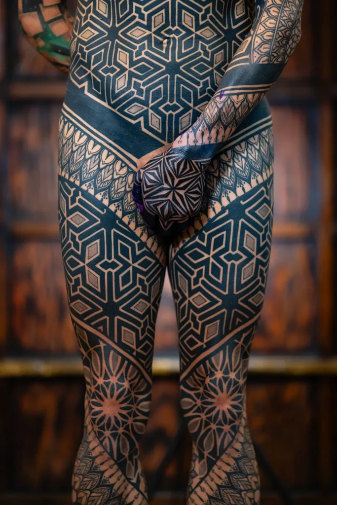 Landon's symmetrical legs and ornamental torso, by Simon Halpern, Kāneʻohe, Oahu