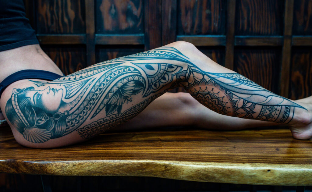 Nellie's Pattern Work Flow Leg, ornamental pattern work tattoo by Simon Halpern, Kāneʻohe, Oahu