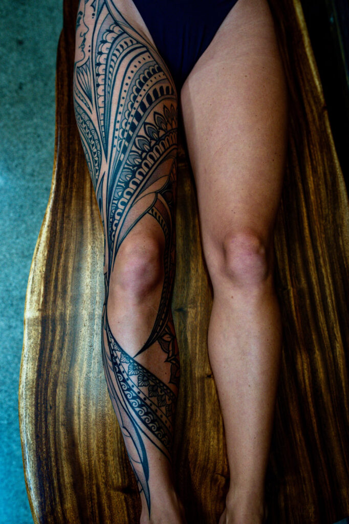 Nellie's Pattern Work Flow Leg, front view, ornamental pattern work tattoo by Simon Halpern, Kāneʻohe, Oahu