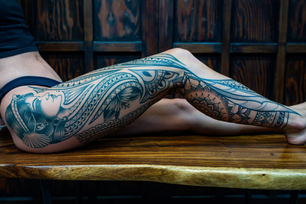 Nellie's Pattern Work Flow Leg, side view, ornamental pattern work tattoo by Simon Halpern, Kāneʻohe, Oahu